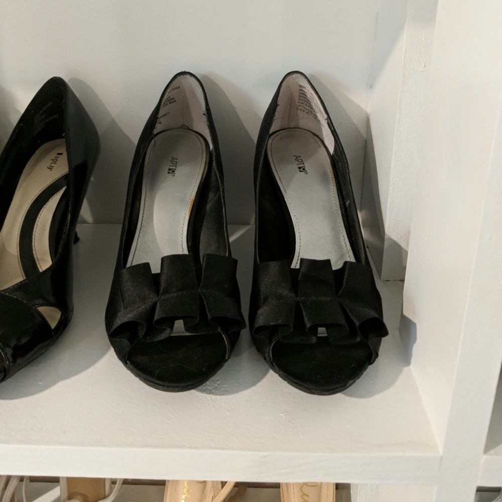 Black ruffle heel